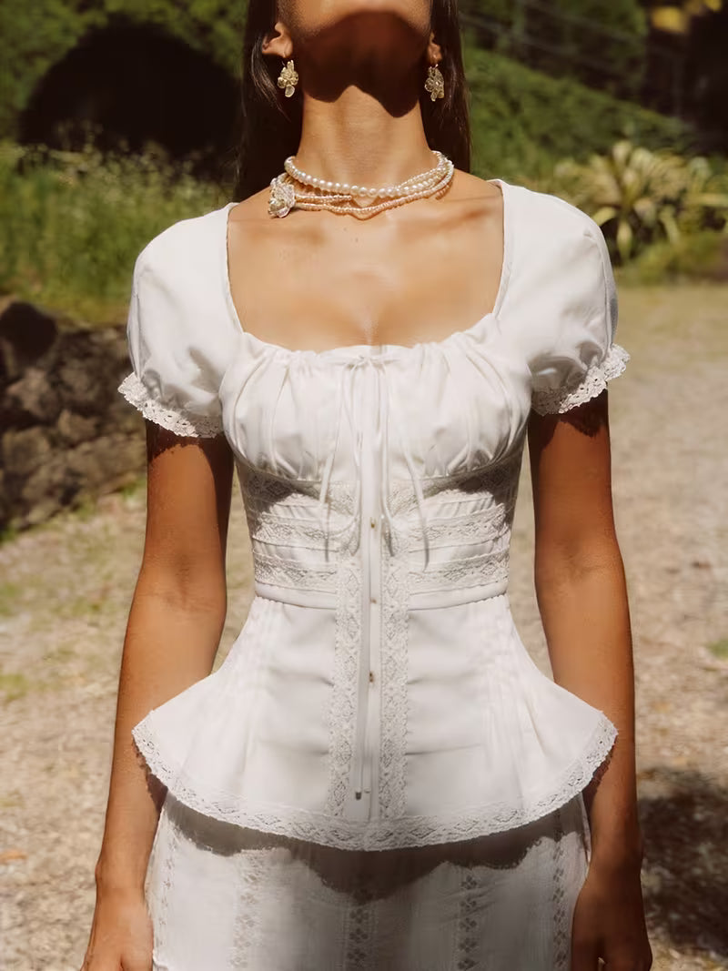 Summer Vacation Blouse with White Lace Detailing And a Tie at The Square Neckline, Featuring a Fitted Waist And Short Sleeves for an Elegant Look