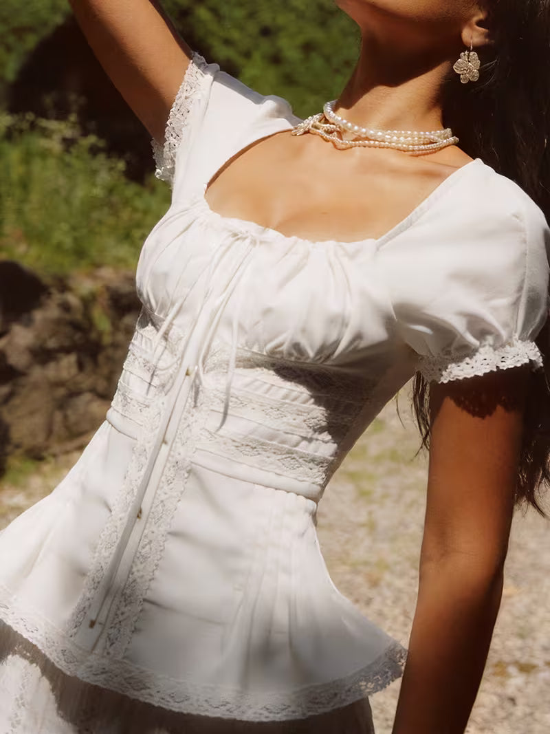 Summer Vacation Blouse with White Lace Detailing And a Tie at The Square Neckline, Featuring a Fitted Waist And Short Sleeves for an Elegant Look