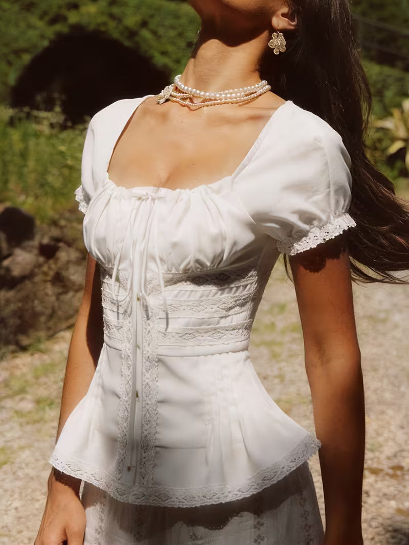 Summer Vacation Blouse with White Lace Detailing And a Tie at The Square Neckline, Featuring a Fitted Waist And Short Sleeves for an Elegant Look