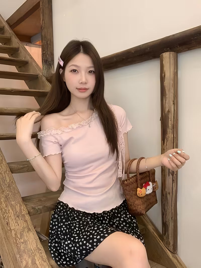 Sexy Lace Stitching Short-Sleeved T-Shirt Women'S Design Sense of High-End Inner Wear Base Shirt Slim Pleated Waist Top Niche Hot Short Cute Top Women