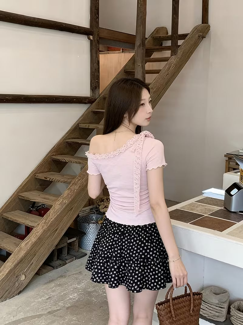 Sexy Lace Stitching Short-Sleeved T-Shirt Women'S Design Sense of High-End Inner Wear Base Shirt Slim Pleated Waist Top Niche Hot Short Cute Top Women